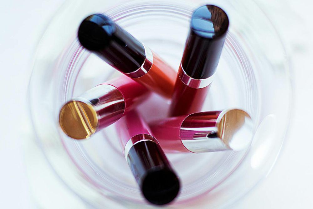 5 Produk Lip Serum Mengandung Vitamin C untuk Cerahkan Bibir