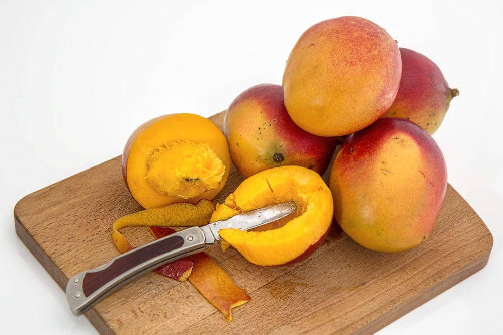 ilustrasi proses mengupas buah mangga