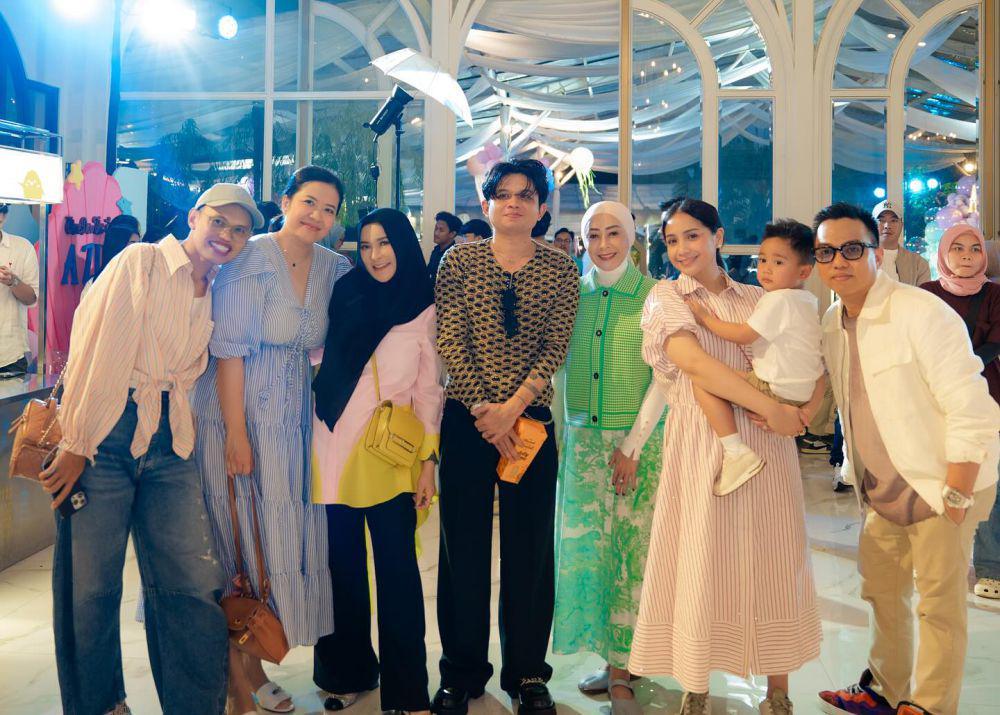 potret Raffi Ahmad dan keluarga di ulang tahun Azura (instagram.com/raffinagita1717)