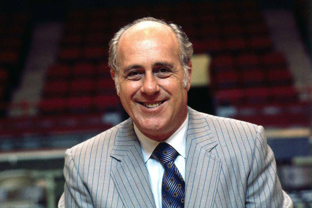 Red Auerbach merupakan pelatih Washington Capitols pada 1948/1949. (nba.com)