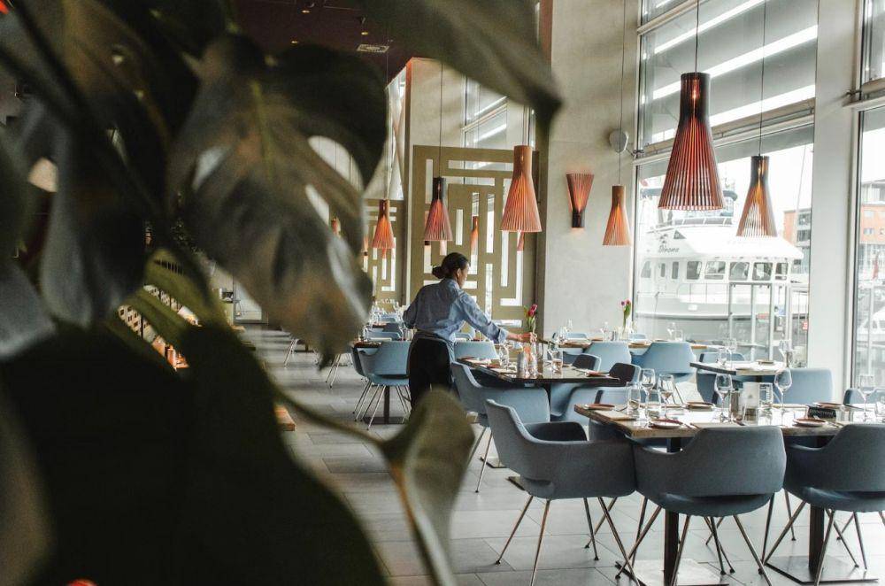 ilustrasi restoran di hotel (unsplash.com/LouisHansel)