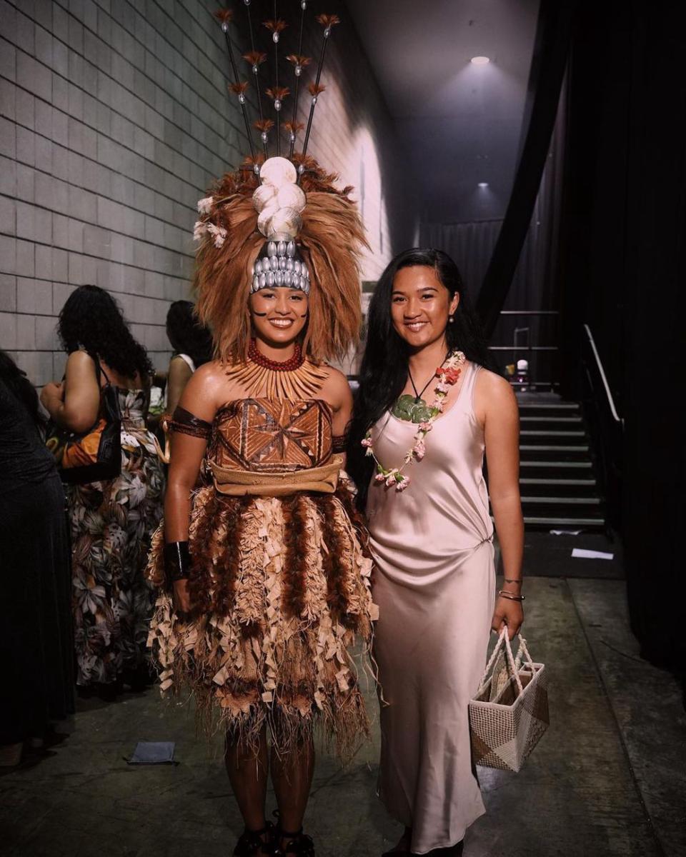 Hana Rawhiti berfoto bersama Miss Pacific Island 2024 -2025, Moemoana Safa'ato'a Schwenke (instagram.com/hana_rawhiti)
