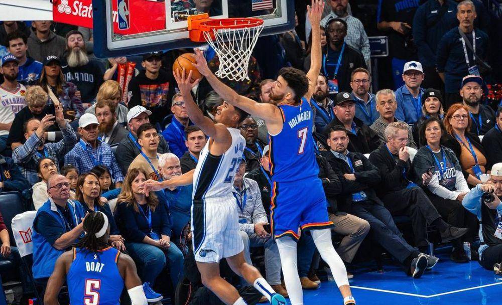 Chet Holmgren (7) saat melakukan defense pada pertandingan Oklahoma City Thunder menghadapi Orlando Magic. (instagram.com/okcthunder).