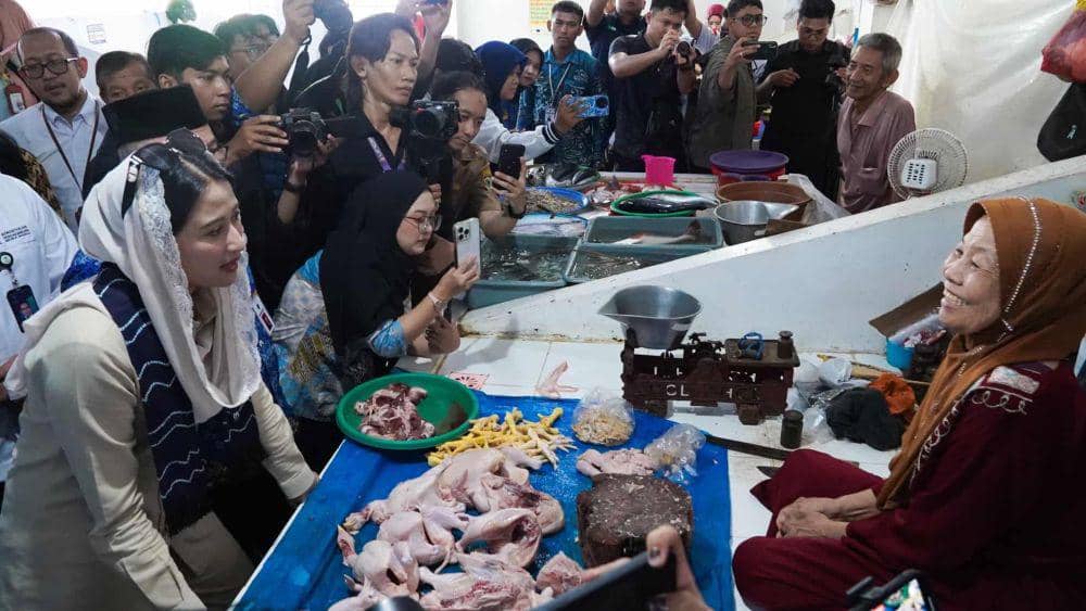 Wamendag Dyah Roro Esty mendengarkan keluhan pedagang di Banjarmasin