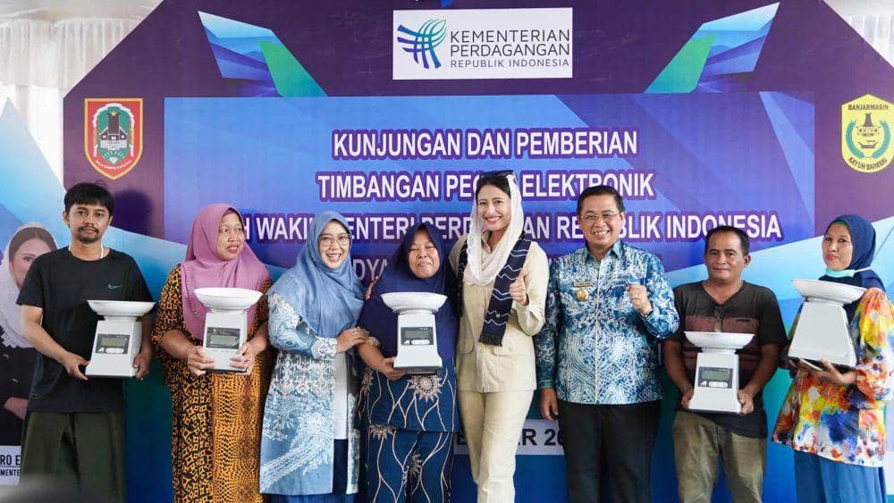 Puluhan timbangan elektronik diberikan oleh Wamendag Dyah Roro Esty kepada pedagang di Banjarmasin.