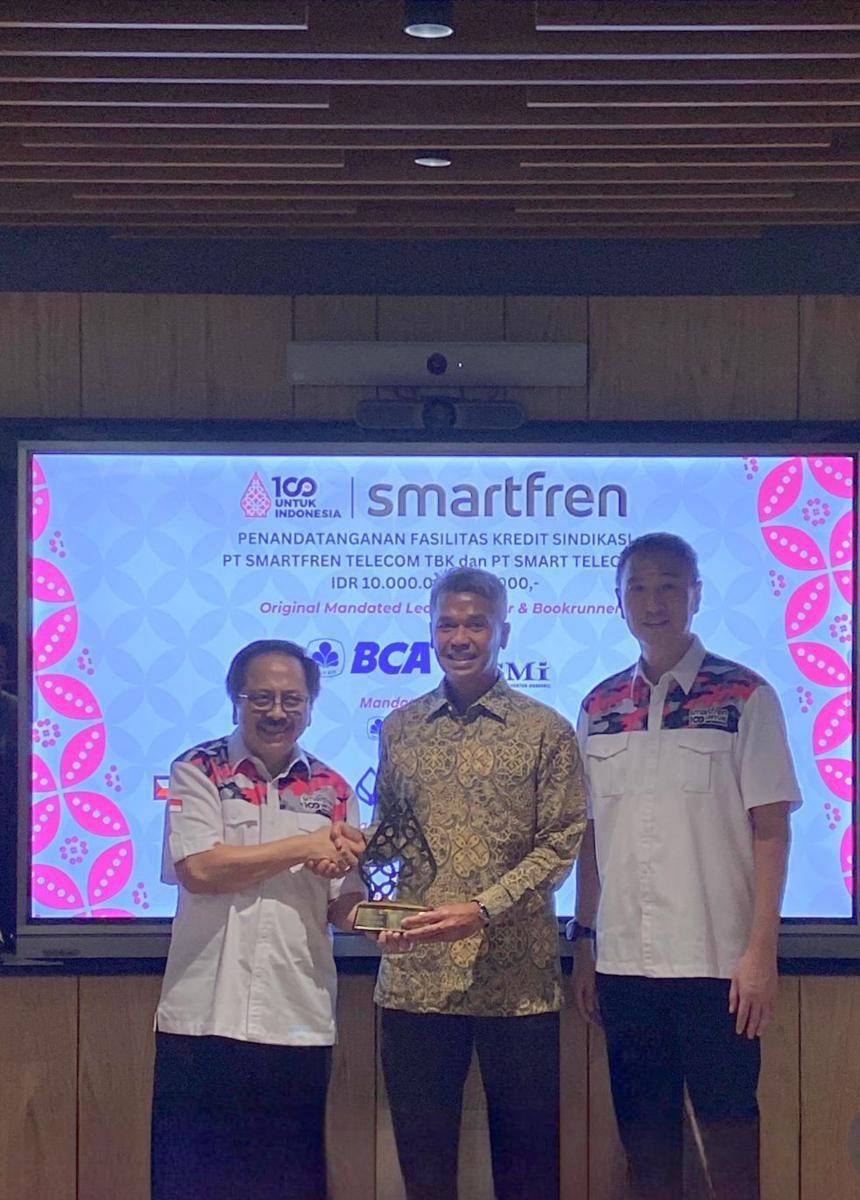 PT Indonesia Infrastructure Finance (IIF) bekerja sama dengan PT Smartfren Telecom Tbk (Smartfren) dan PT Smart Telecom (Smartel), melakukan penandatanganan perjanjian kredit sindikasi senilai Rp10 triliun. (Dok/Istimewa).