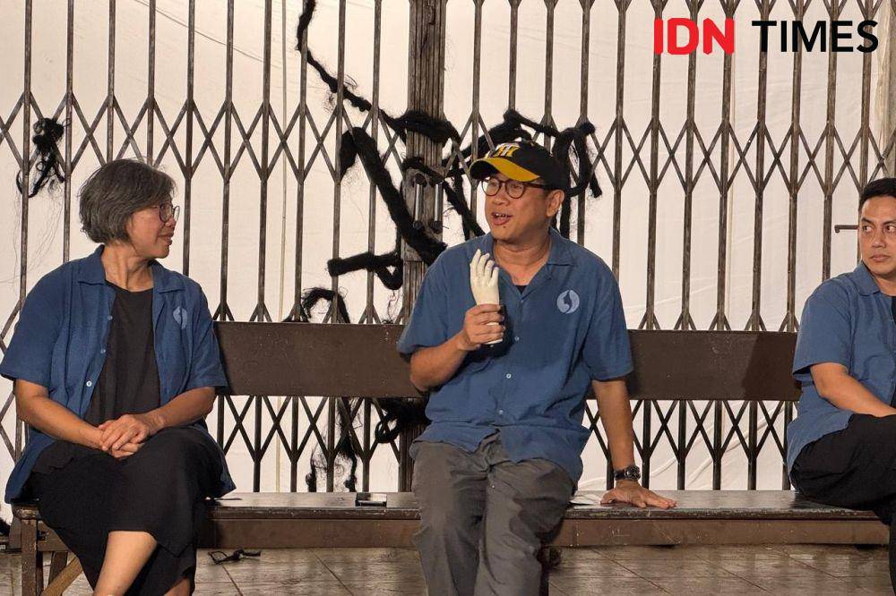 Potret tim produksi dan pemain film Monster Pabrik Rambut pada Senin (18/11/2024). (IDN Times/Elizabeth Chiquita)