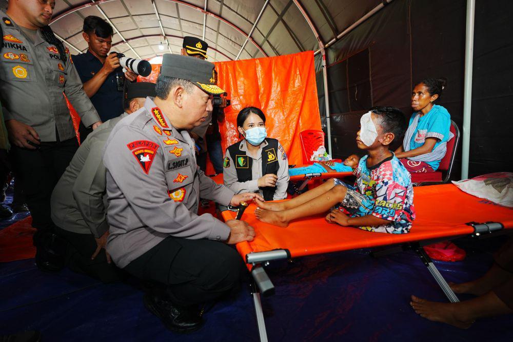 Kapolri Tinjau Posko Pengungsian Erupsi Lewotobi
