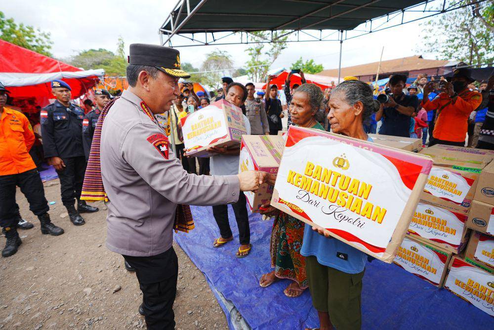 Kapolri Jenderal Listyo Sigit Prabowo mengunjungi posko pengungsian bencana erupsi Gunung Lewotobi Laki-laki, Nusa Tenggara Timur (NTT), Senin (18/11/2024) (dok. Humas Polri)