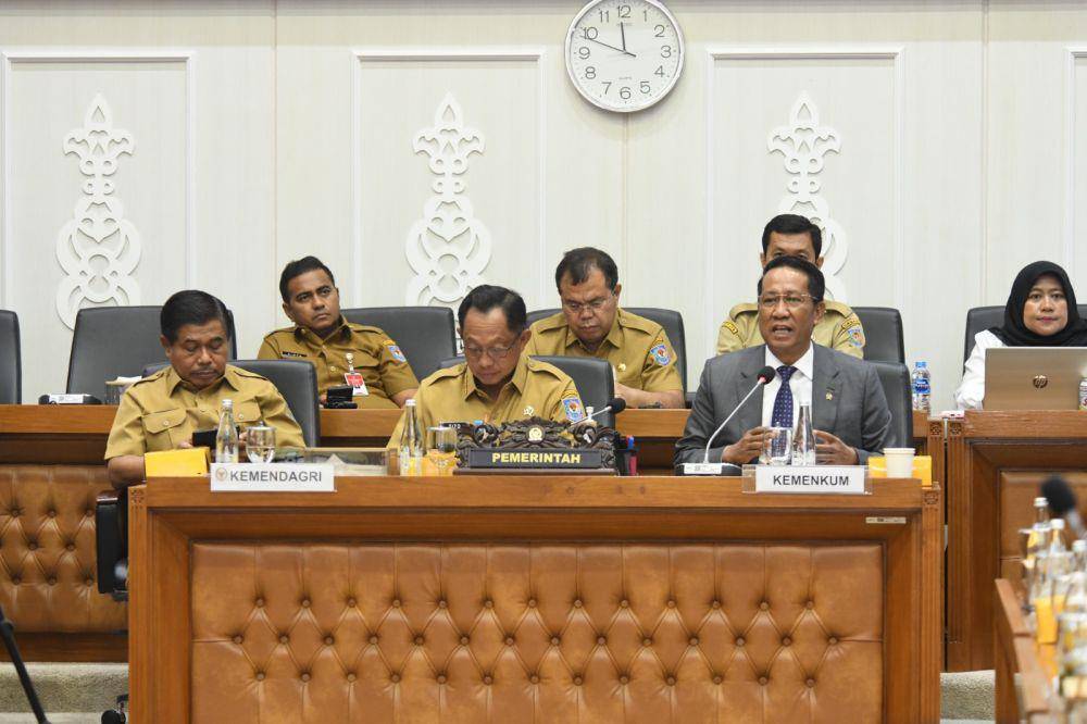 Menteri Hukum Supratman Andi Agtas dan Menteri Dalam Negeri Tito Karnavian dalam Rapat Baleg DPR dengan Pemerintah (dok. Humas Kementerian Hukum)