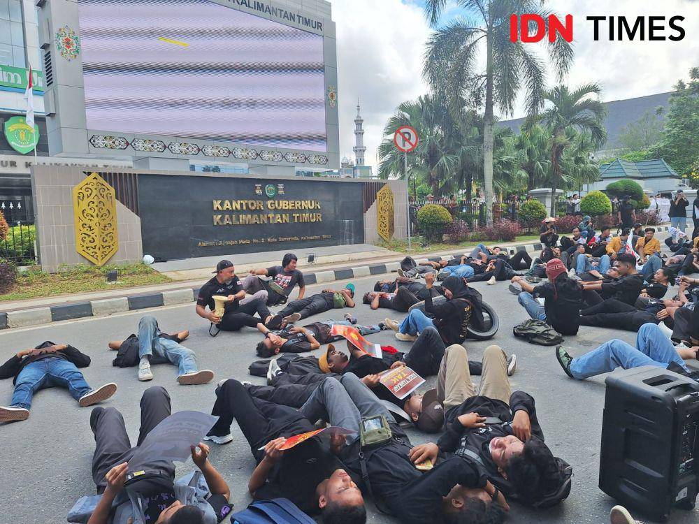 Massa dari berbagai elemen masyarakat dan mahasiswa menggelar aksi solidaritas untuk masyarakat Muara Kate. (Dok. Koalisi Masyarakat Sipil)