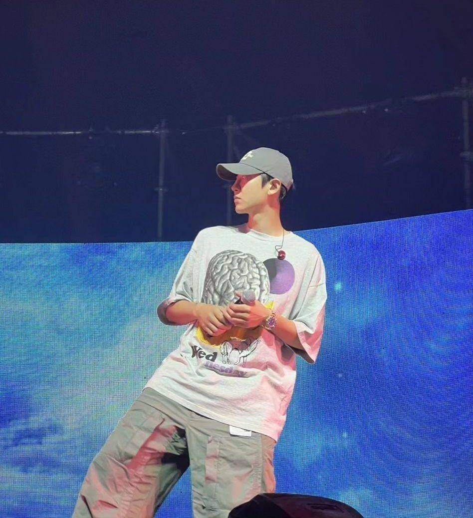 gaya daily outfit ala Chanyeol EXO (instagram.com/real__pcy)