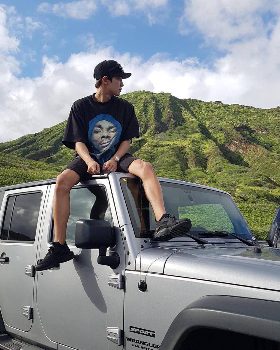 gaya daily outfit ala Chanyeol EXO (instagram.com/real__pcy)