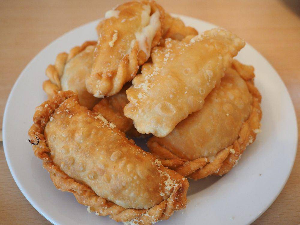 ilustrasi pastel goreng isi ayam dan kacang polong (pixabay.com/Hans)
