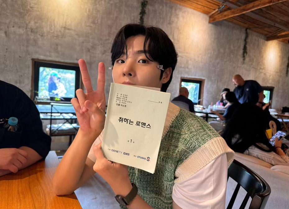 Ha Min Hyeok di balik layar drama Brewing Love (instagram.com/hahminhyeok)