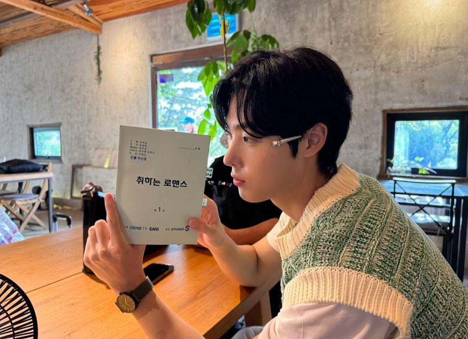 Ha Min Hyeok di balik layar drama Brewing Love (instagram.com/hahminhyeok)