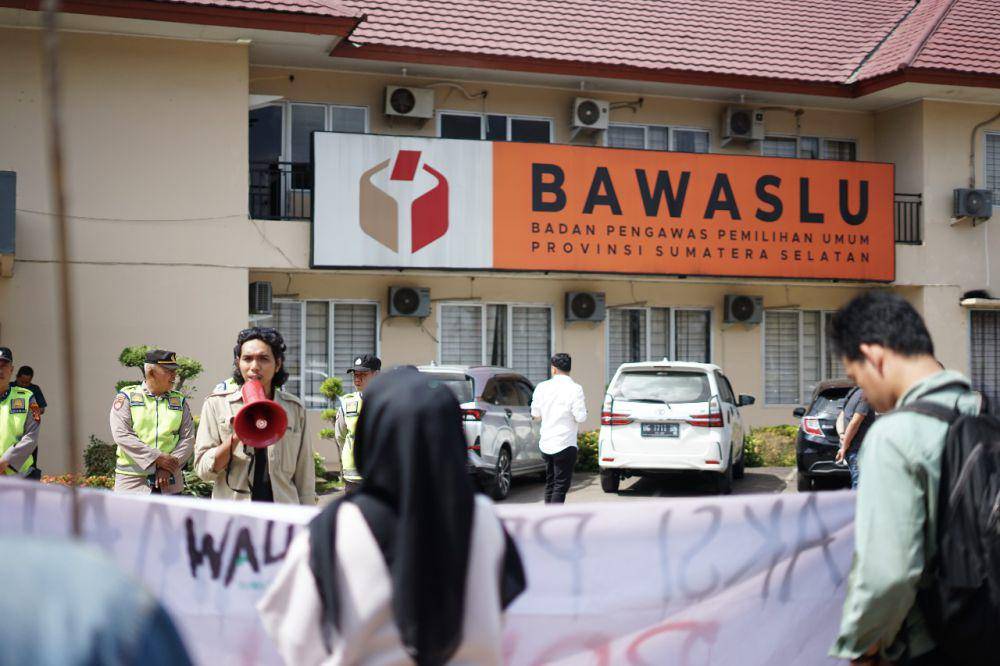 WALHI Sumsel saat menggelar aksi di Bawaslu beberapa waktu lalu. (Dok. WALHI Sumsel)