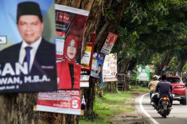 Ilustrasi alat peraga kampanye di pohon. (ANTARA FOTO/Rahmad)