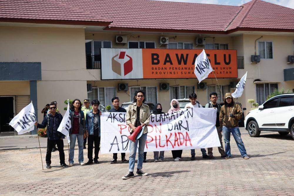 Aksi WALHI di depan kantor Bawaslu Sumsel. (Dok. WALHI Sumsel)