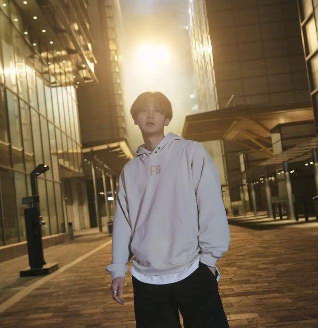 gaya daily outfit ala Chanyeol EXO (instagram.com/real__pcy)