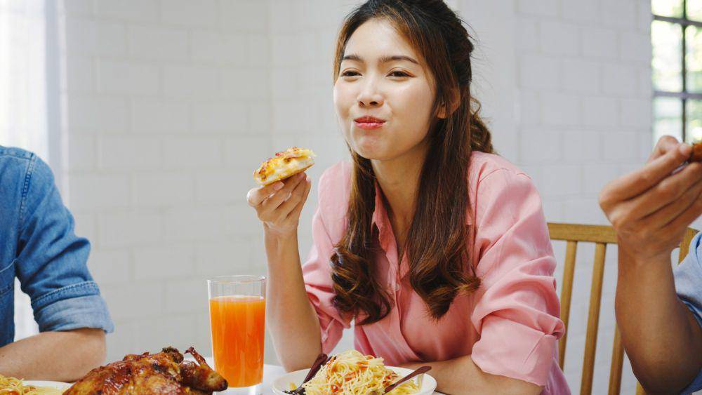 Ilustrasi wanita makan bersama teman (freepik.com/tirachardz)