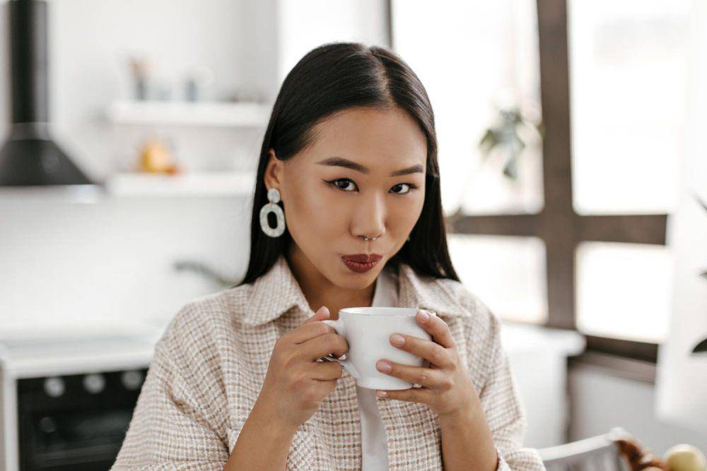 Ilustrasi wanita minum kopi (freepik.com/lookstudio)
