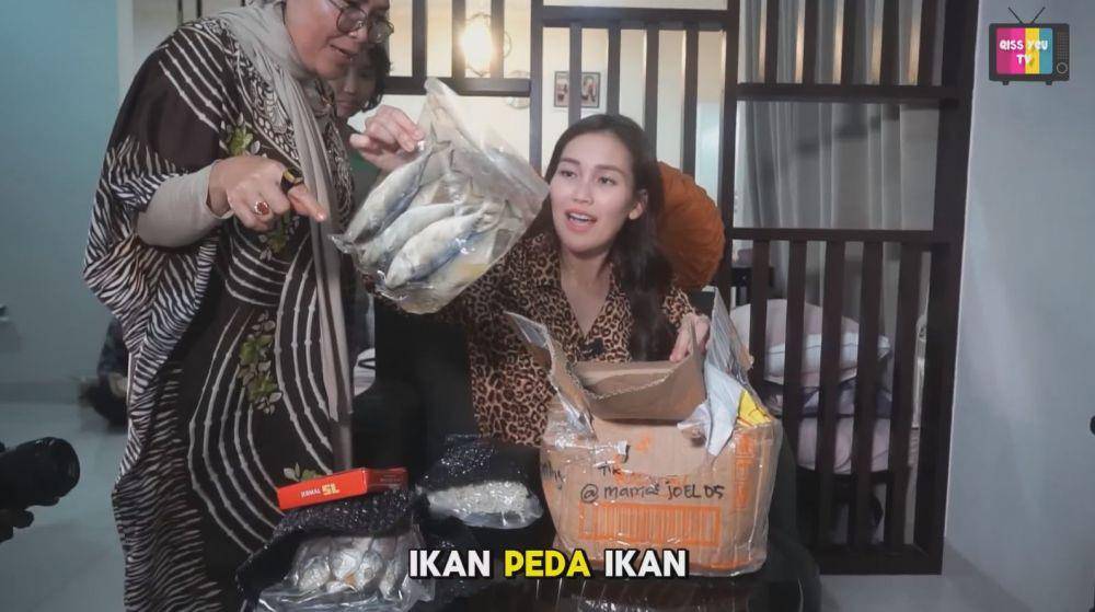 Ayu Ting Ting larisi dagangan (YouTube.com/Qiss You TV)
