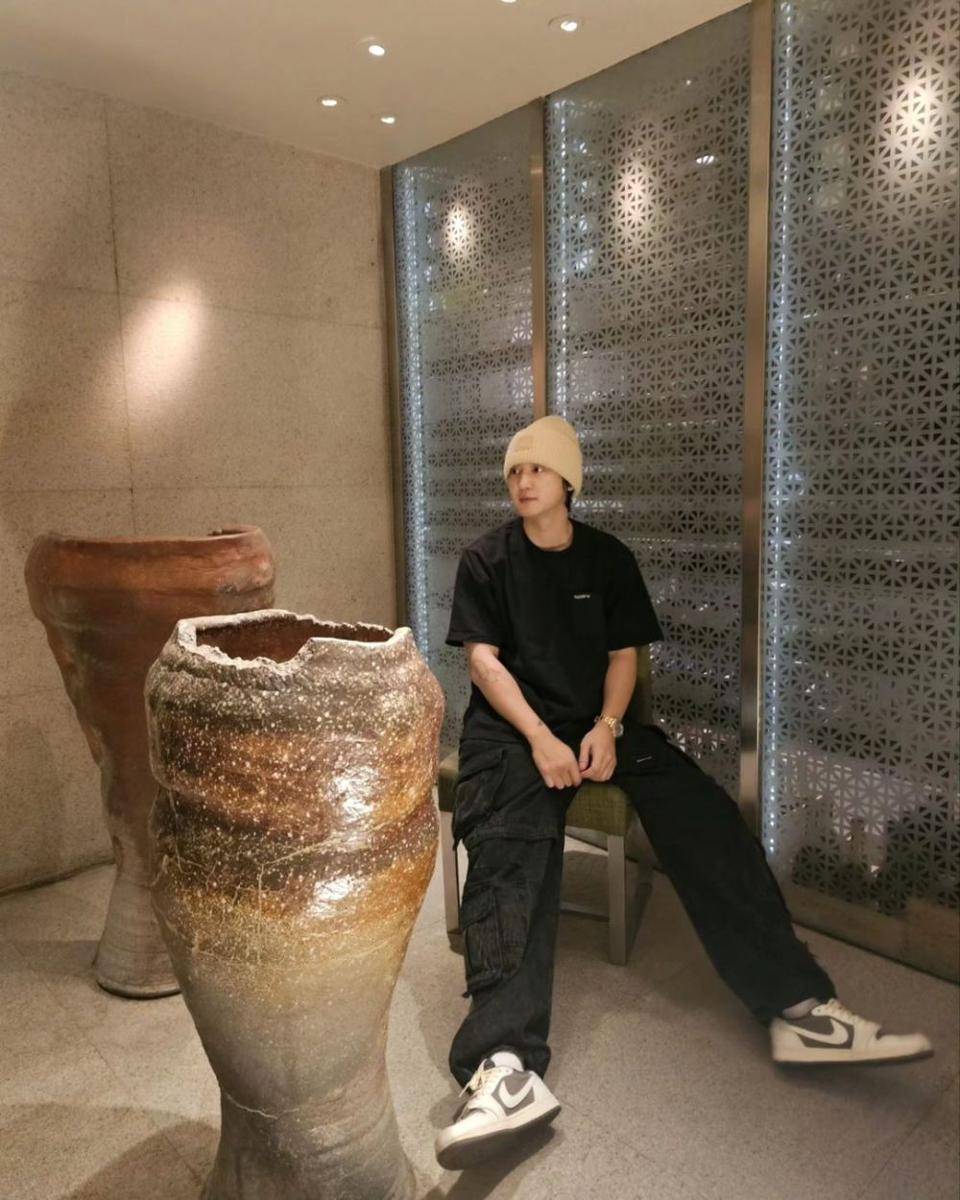OOTD kekinian ala Chanyeol EXO (instagram.com/real__pcy)