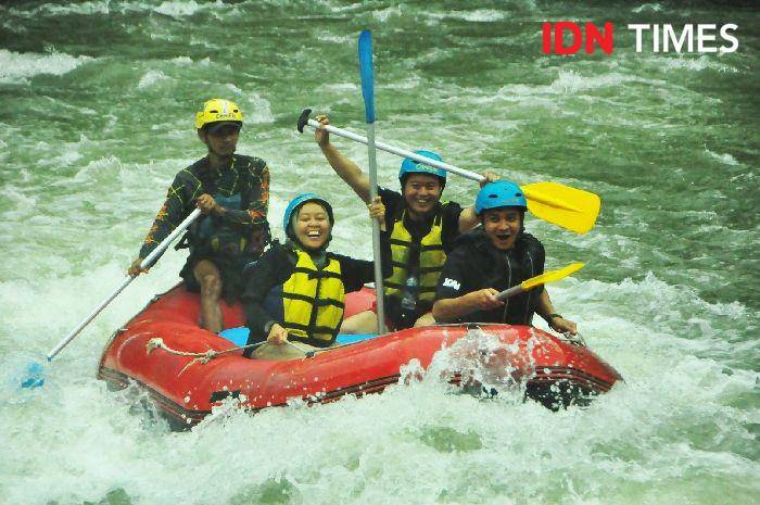 Destinasi wisata arung jeram di Sungai Progo Desa Karangrejo yang jadi tujuan media journey KAI Daop 5 Purwokerto, Senin (18/11/2024).(IDN Times/Tim Media Journey)