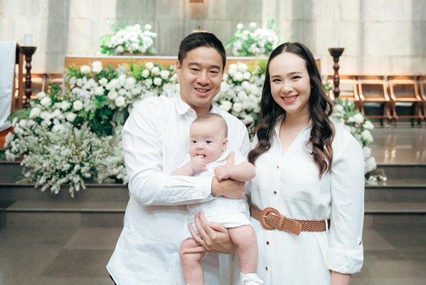 7 Potret Pembaptisan Oliver, Anak Pertama Pamela Bowie