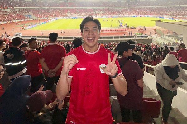 Tepis Kutukan, 7 Potret Jerome Polin Nonton Indonesia vs Arab di GBK