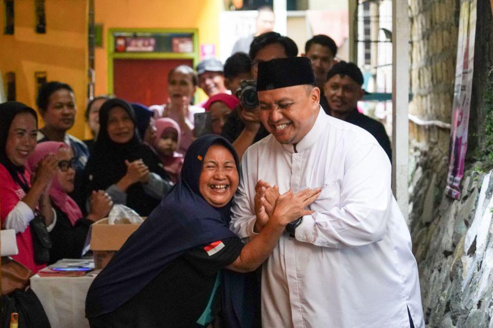 Cawalkot Bogor Atang Trisnanto dipeluk emak-emak saat kampanye. (Timses Atang Annida)