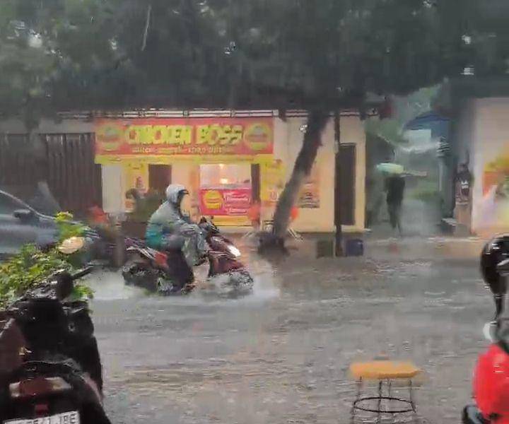 Sepanjang jalan Diponegoro Magatan digenangi banjir setiap turun hujan lebat. IDN Times/ Riyanto.