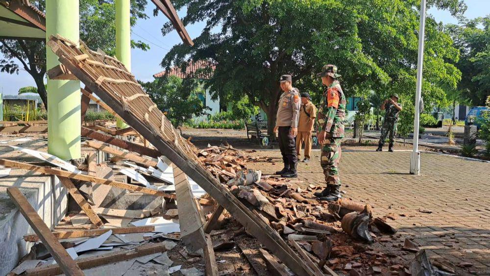 Teras Pendopo Kecamatan di Magetan Roboh Timpa Puluhan Lansia
