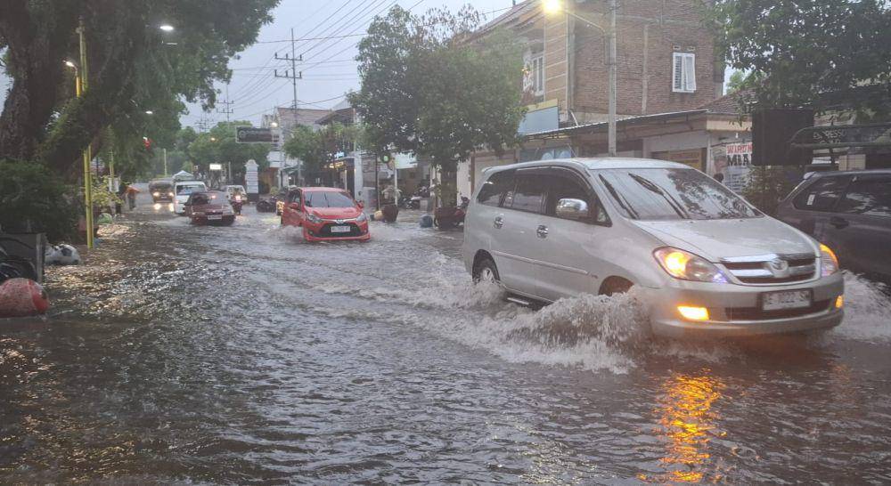 Sepanjang jalan Diponegoro Magatan digenangi banjir setiap turun hujan lebat. IDN Times/ Riyanto.