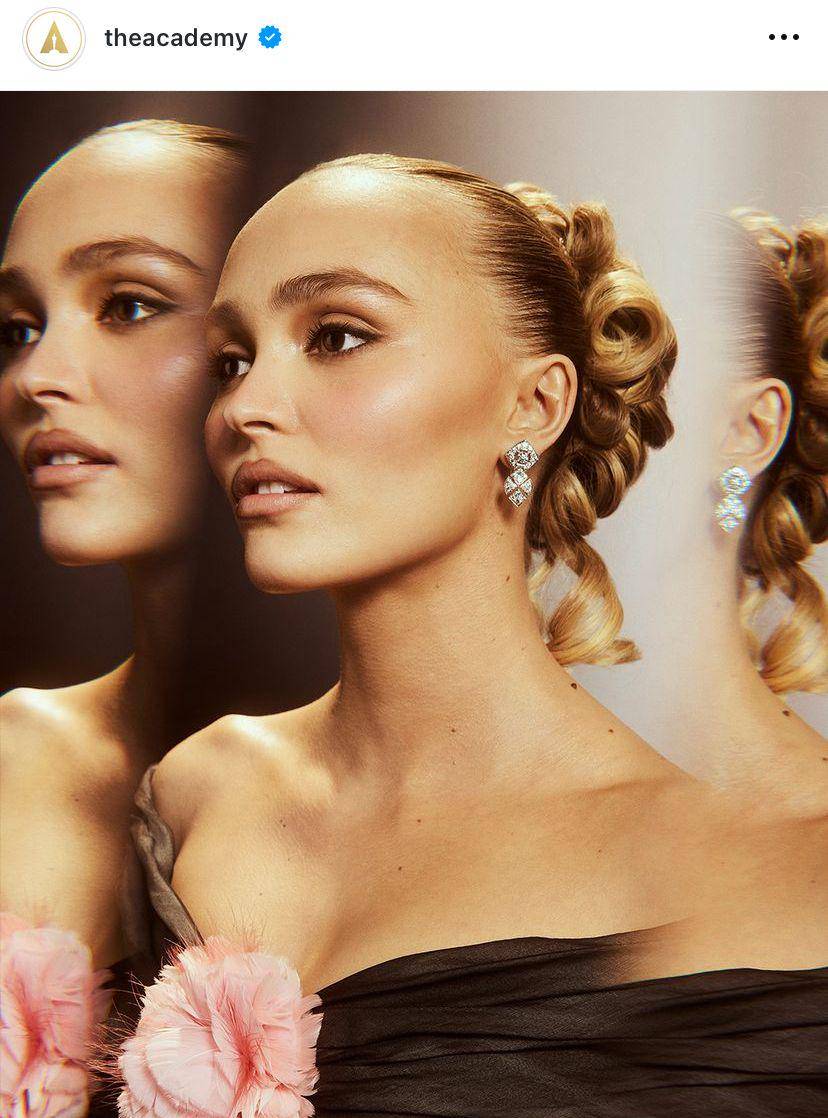 potret Lily Rose Depp di Governors Awards 2024 (via instagram.com/theacademy)