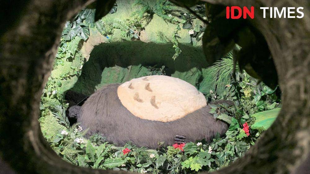 Potret Totoro di pameran The World of Studio Ghibli, Singapura (IDN Times/Fasrinisyah Suryaningtyas)