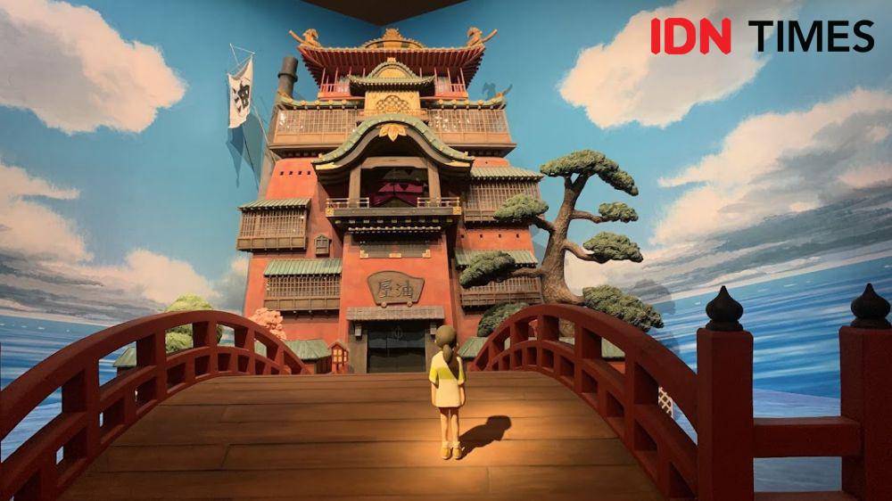 Potret instalasi film Spirited Away di pameran The World of Studio Ghibli, Singapura (IDN Times/Fasrinisyah Suryaningtyas)
