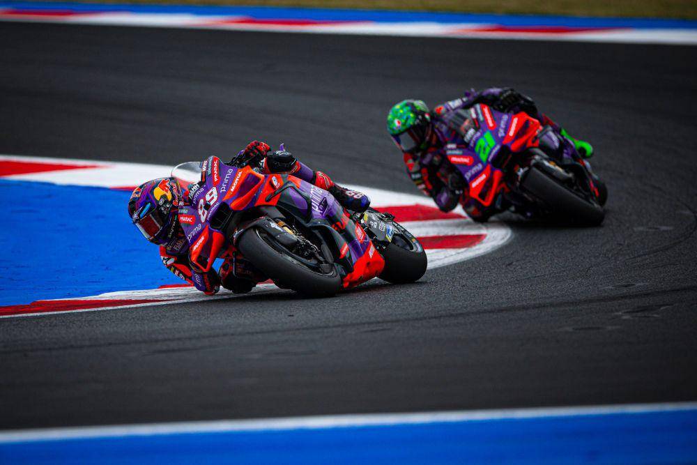 Jorge Martin berada di depan Franco Morbidelli saat grand prix race GP San Marino 2024. (x.com/pramacracing)