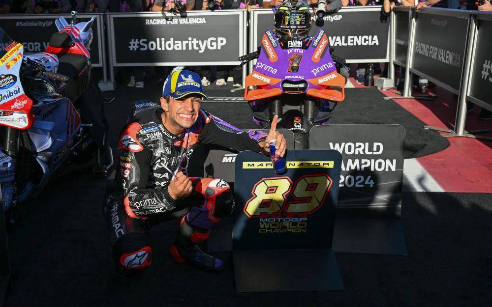 Jorge Martin berselebrasi usai meraih gelar juara MotoGP 2024. (motogp.com)