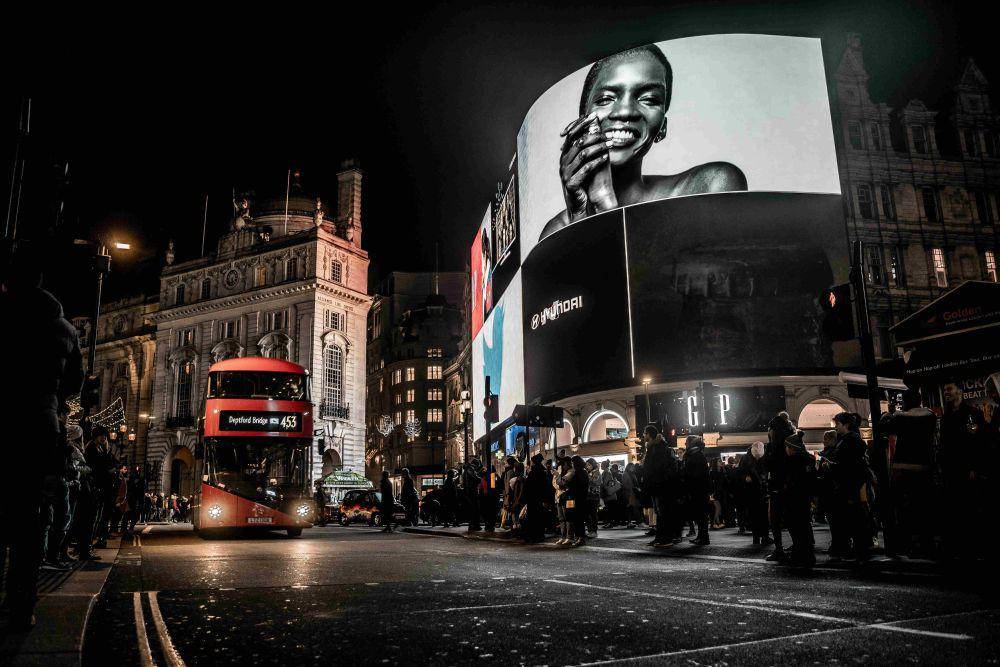 ilustrasi iklan billboard di sebuah jalan di London, United Kingdom (pexels.com/David Geib)