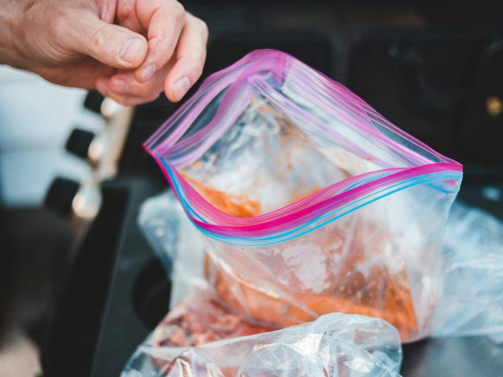 ilustrasi plastik ziplock (pexels.com/Erik Mclean)
