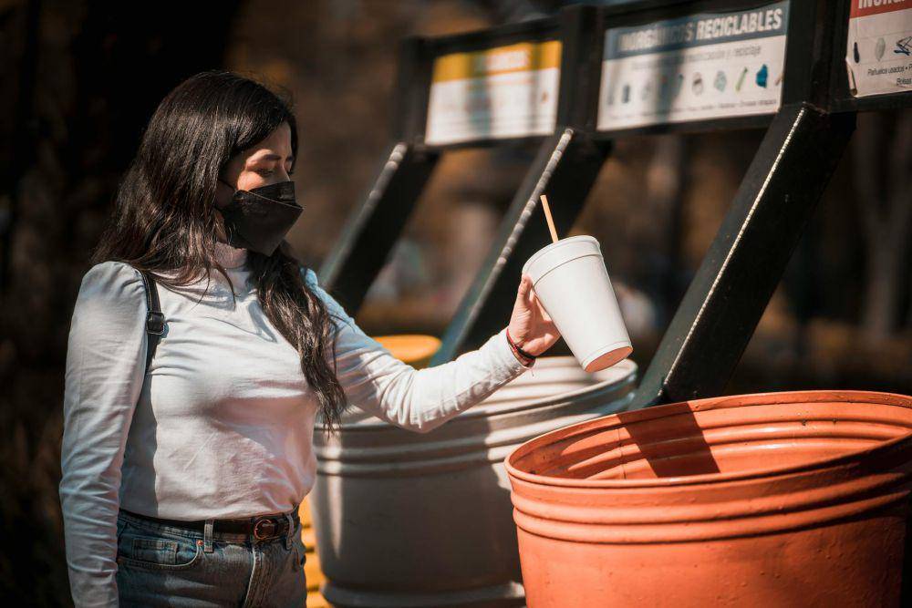 ilustrasi membuang sampah (pexels.com/Julio Lopez)