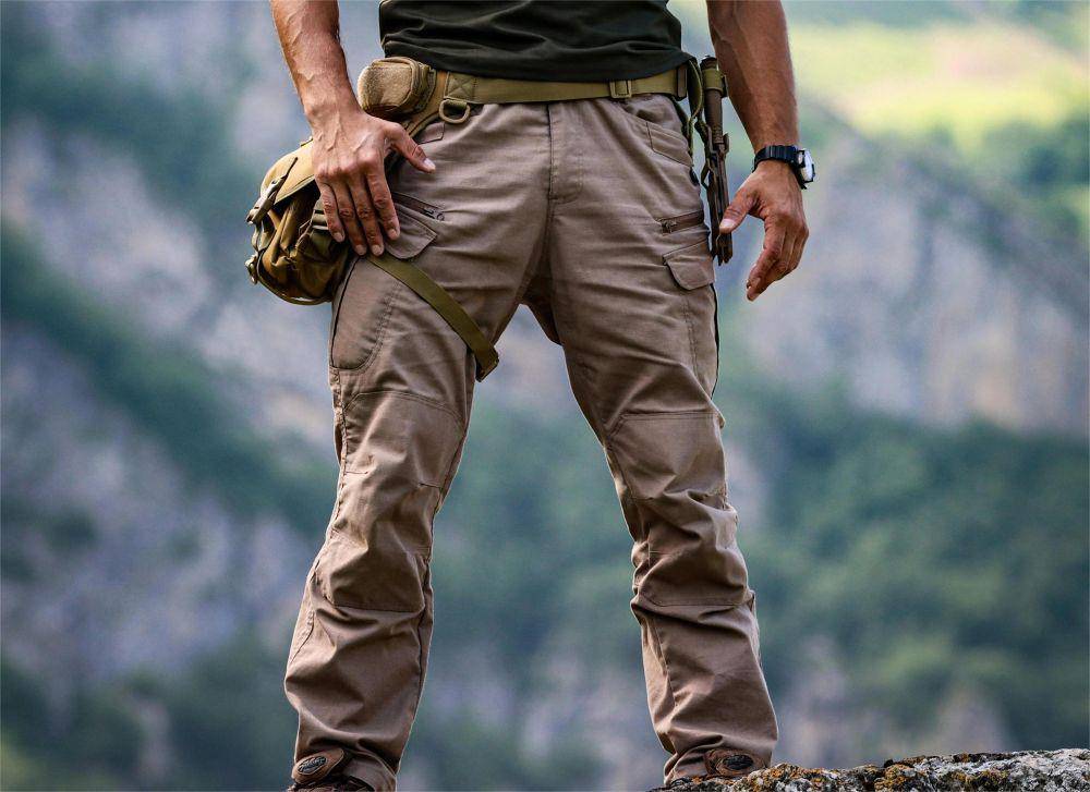 ilustrasi laki-laki menggunakan celana tactical sedang hiking (pexels.com/Saleh Bakshiev)