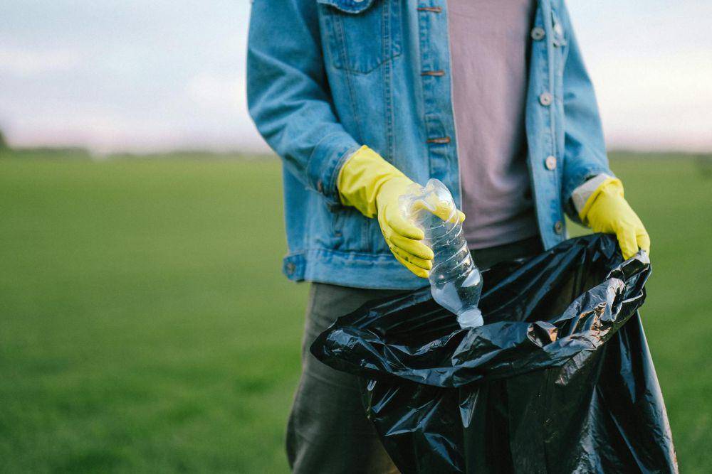 ilustrasi mengumpulkan sampah (pexels.com/Anna Shvets)