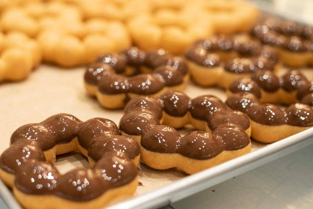 Resep Donat Mochi Empuk Chewy Berbentuk Bunga dengan Topping Cokelat