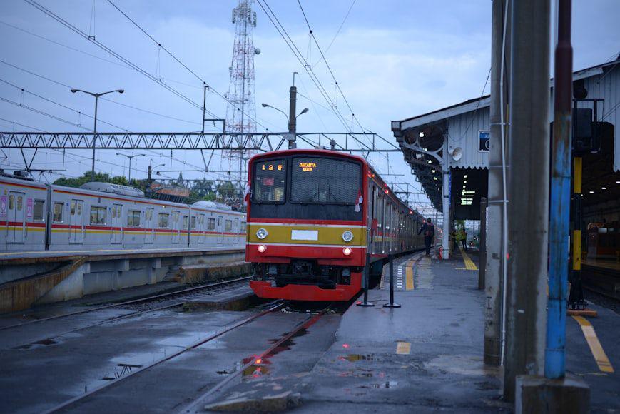 5 Tips Naik Kereta di Musim Hujan, Agar Lancar hingga Tujuan