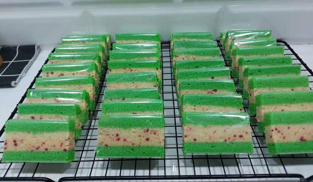 ilustrasi bolu kukus pandan lapis (YouTube.com/Ryanares Kitchen)