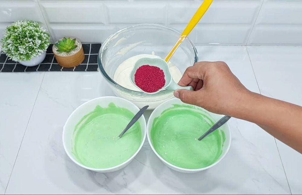 ilustrasi membuat adonan bolu kukus pandan lapis (YouTube.com/Ryanares Kitchen)