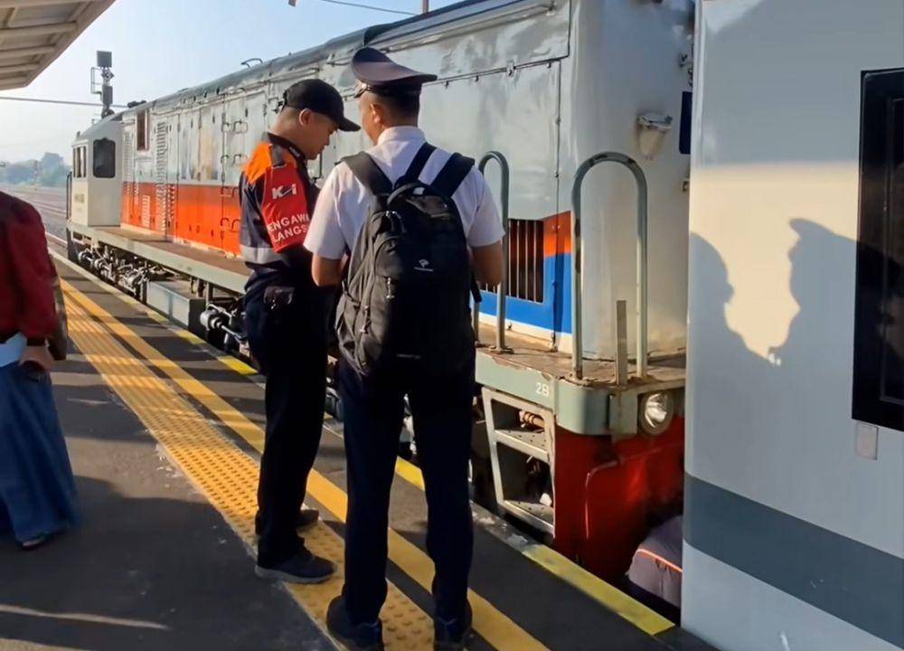Petugas KAI sedang berkoordinasi di peron stasiun untuk memastikan kelancaran perjalanan kereta api dan kenyamanan penumpang. https://www.instagram.com/kai121_